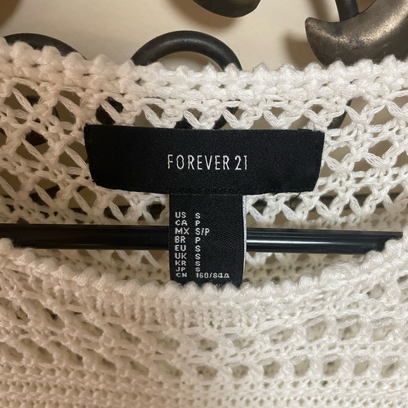 Forever 21 white knit short sleeve top, size small - Picture 3 of 3